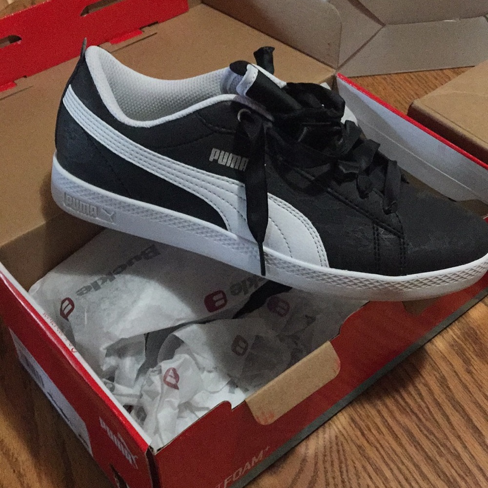 Black womens pumas size 8